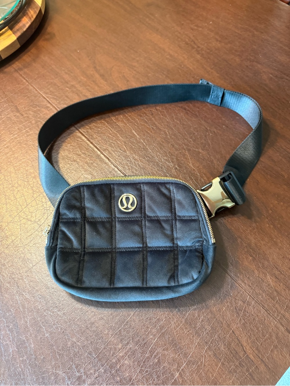Limited edition Lululemon everywhere, belt bag, black gold, quilted, Crossbody